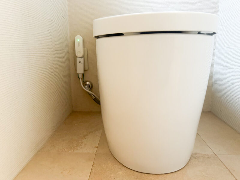 トイレの個室は狭いので、コンパクトサイズの脱臭機でも充分に効果あり