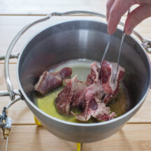硬そうな肉の部位でも、ダッチオーブンで煮込めば柔らかくなります