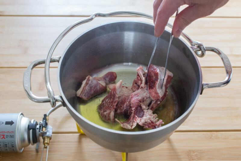 硬そうな肉の部位でも、ダッチオーブンで煮込めば柔らかくなります