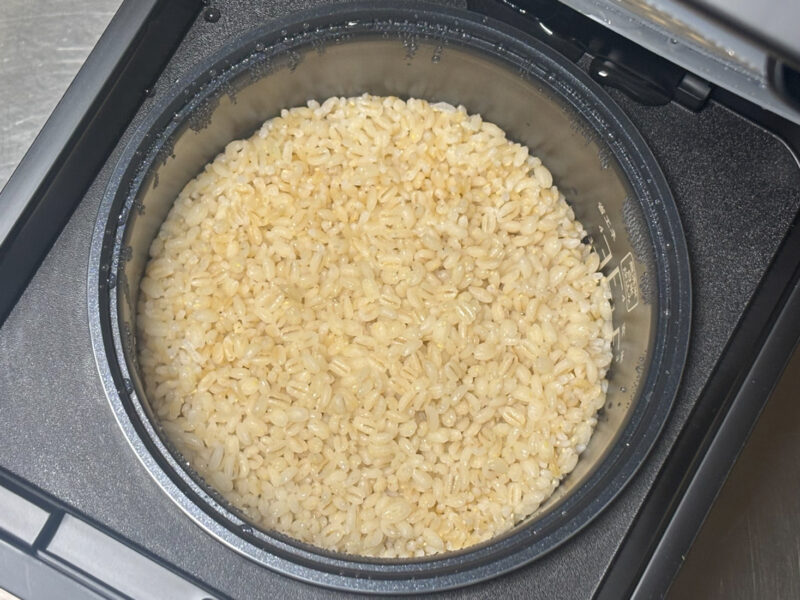 山善YJS-CM072で玄米を炊くと、ごはんの色こそ玄米ですが、食べてみると玄米とは思えないくらいふっくらでしっとり