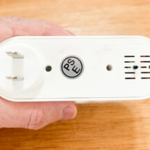 プラグは固定式だったので、設置方向が限られてしまう