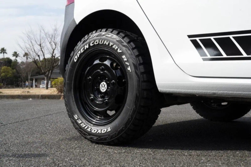 16インチホイールにオフロード仕様のゴツい「TOYO OPEN COUNTRY R/T」を装着