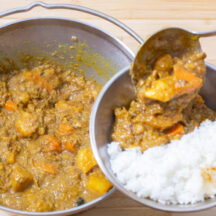 ゴハンをよくほぐして皿に盛り、カレーで仕上げます