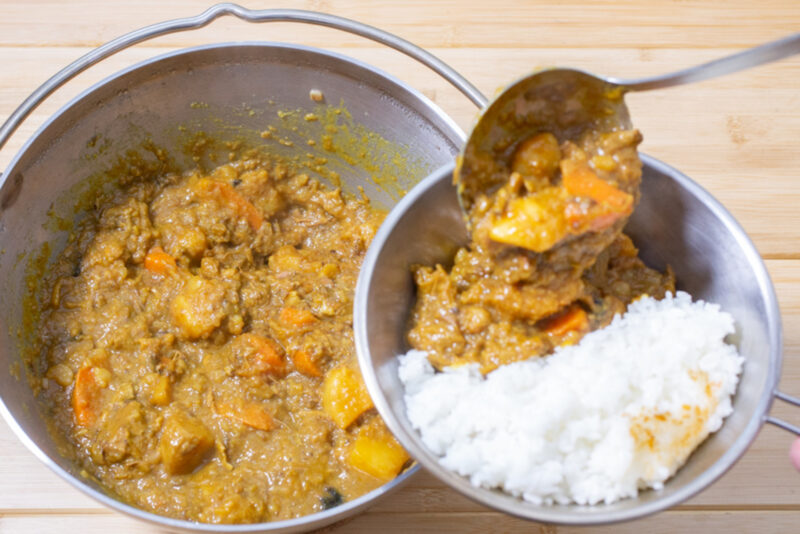 ゴハンをよくほぐして皿に盛り、カレーで仕上げます