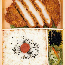 「三元豚とんかつ弁当」 欧米からのインバウンド客の購入が増え、最近人気が高まっている駅弁。三元豚チルドポークと粗挽きの生パン粉を使用したこだわりのとんかつが、丸ごと一枚入ってボリューミー