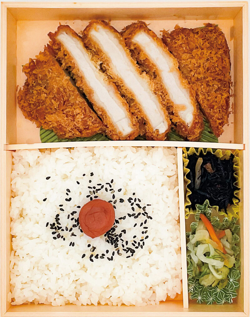 「三元豚とんかつ弁当」 欧米からのインバウンド客の購入が増え、最近人気が高まっている駅弁。三元豚チルドポークと粗挽きの生パン粉を使用したこだわりのとんかつが、丸ごと一枚入ってボリューミー