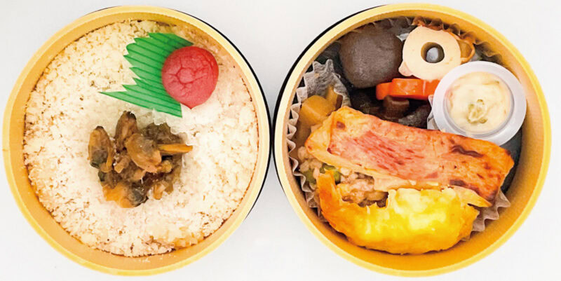 「小田原提灯弁当」 小田原提灯風の見た目にもインパクトがある駅弁。容器は2段になっていて、下段にはロングラン商品の鯛めし、上段には好評の金目鯛西京焼きや鳥そぼろなどの人気メニューが入っている
