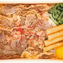 「常陸牛と山の恵み弁当」 茨城県常陸牛振興協会が認定した黒毛和牛「常陸牛」を焼き肉にした、肉好きにはたまらない弁当。付け合わせに「ごぼうの醤油漬け」「わらび漬け」「栗甘露煮」の山の幸が添えられる