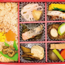 「東北福興弁当 東北の恵み、心を込めて」 食の面から震災復興の一助となればとの思いから、2011年10月より取り組んでいる駅弁のシリーズ第13弾。メッセージ性だけでなく、東北地方の豊かな食材や料理が楽しめる