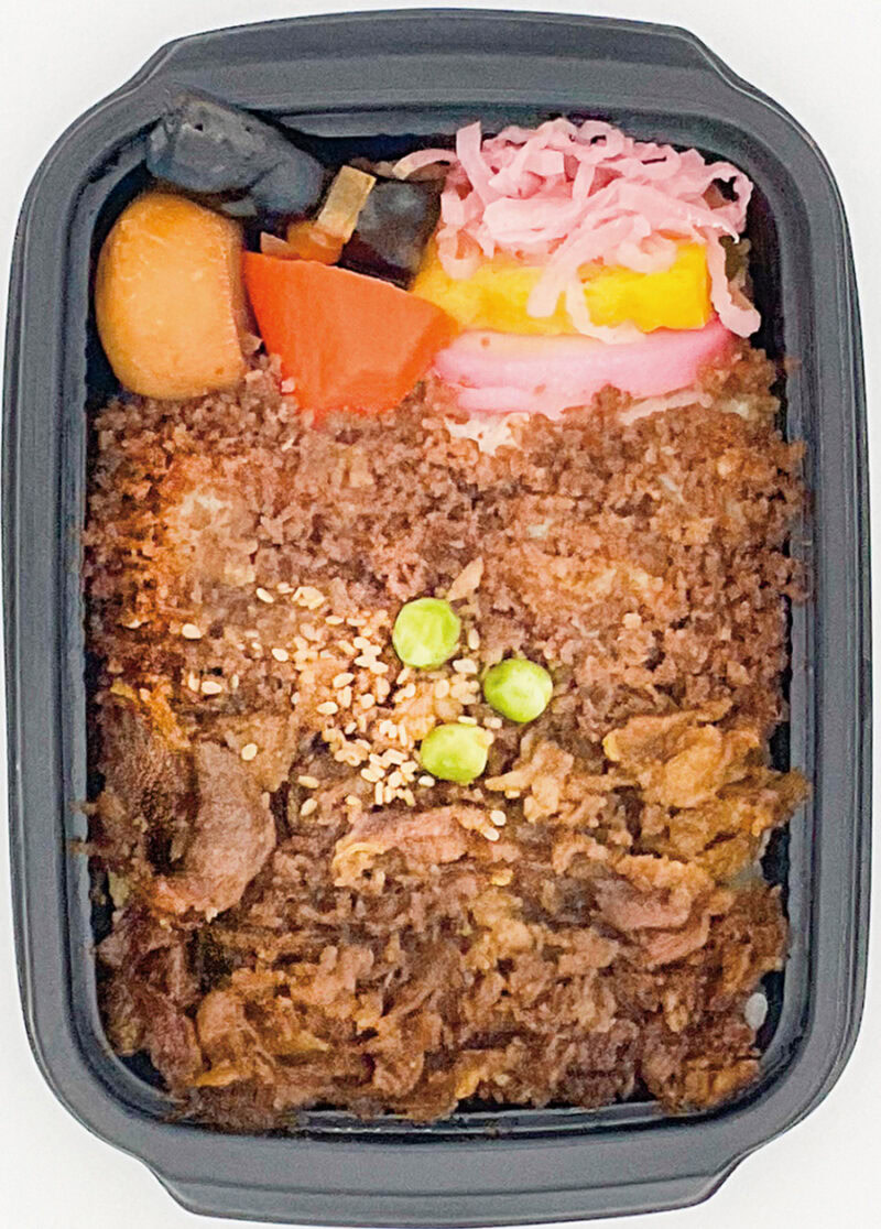 「冷凍 牛肉どまん中 カレー味」 絶大なる人気を誇る「牛肉どまん中」のカレー味を冷凍駅弁として開発。ECショップ「【冷凍駅弁】駅弁屋 祭」の限定商品で、自宅用、贈り物用として駅弁を楽しむことができる