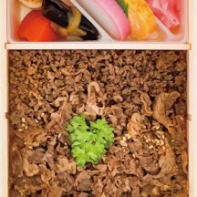 「牛肉どまん中」 山形県産米「どまんなか」をふっくら炊き上げ、その上に特製のタレで味付けした牛そぼろと牛肉煮をのせた牛丼風のお弁当。「駅弁屋 祭」の数ある商品で圧倒的人気No.１!