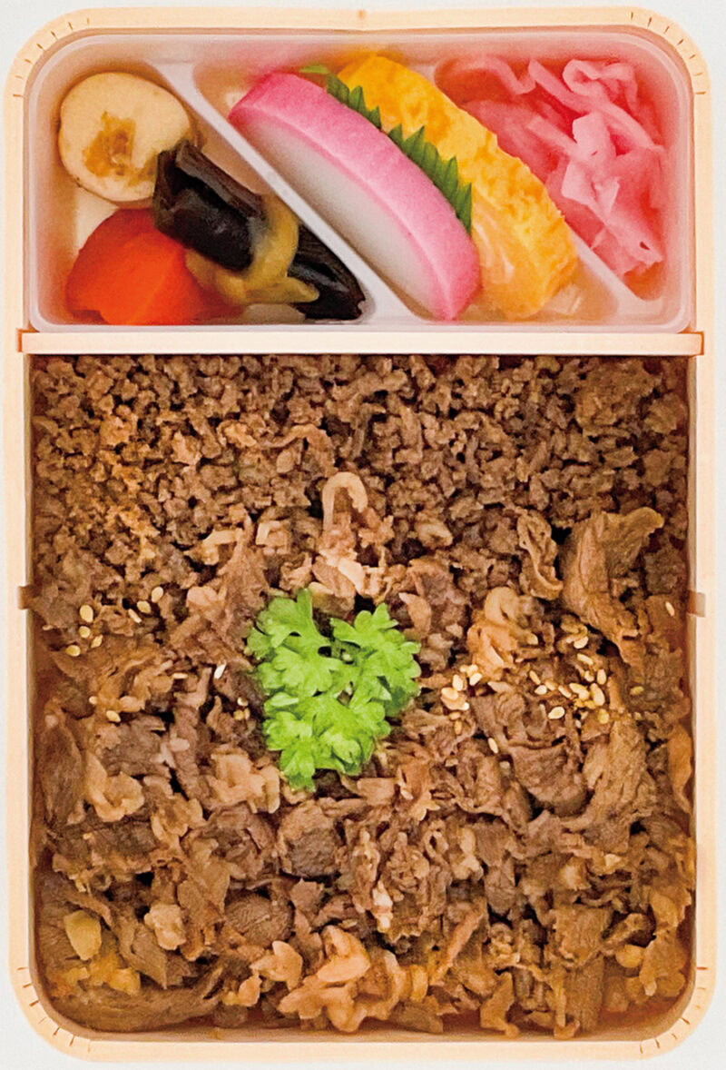 「牛肉どまん中」 山形県産米「どまんなか」をふっくら炊き上げ、その上に特製のタレで味付けした牛そぼろと牛肉煮をのせた牛丼風のお弁当。「駅弁屋 祭」の数ある商品で圧倒的人気No.１!