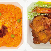 「チキン弁当」 鶏唐揚とトマト風味ライスの組み合わせで、発売から60周年を超えたロングセラー。懐かしいとい う理由で購入されることも多く、近年販売数が伸びている。1000円以下の価格は魅力