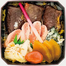 「鱈めし」 昆布だしで炊き込んだ新潟県上越産純こしひかりを100％使用。2日かけて戻した棒鱈の甘露煮、焼き鱈子、鱈の酢漬けをひと箱に詰める。根強いファンがいる「鱈づくし」の駅弁