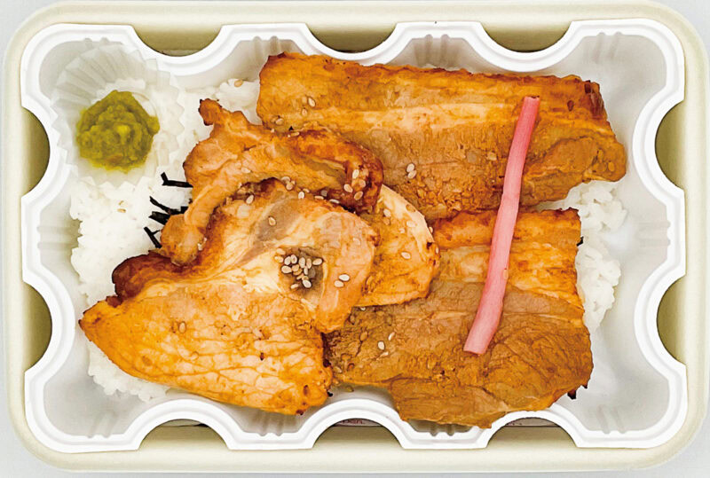 「やまゆりポーク カルビ＆ロース味噌仕込み」 神奈川のブランド豚を使用し、こだわりの味噌に漬け込んでジューシーに焼き上げた。厚めの豚肉はボリュームがあり、加熱式のため温かいごはんがカルビ＆ロースのうまみを伝える