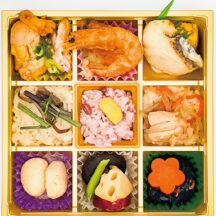 「3種おこわ弁当」 ひとつで3種のおこわが味わえる珍しい駅弁。岡山らしさのある「蒜山おこわ」が入っていて、肉類、魚類、煮物とおいしいおかずが少しずつギュッと詰まったよくばりなスタイル