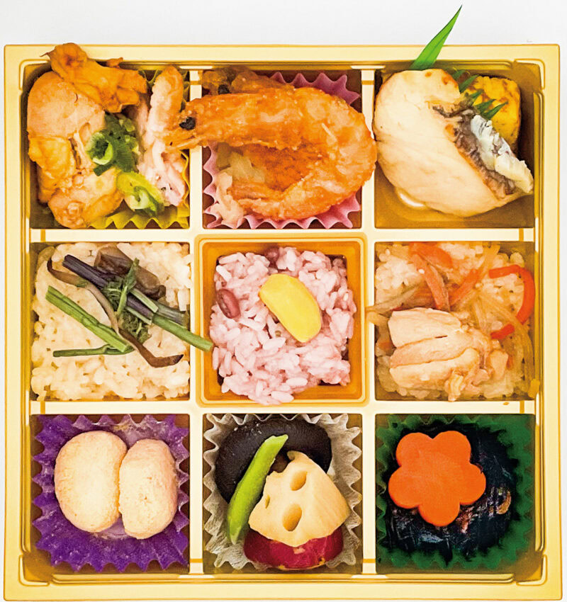 「3種おこわ弁当」 ひとつで3種のおこわが味わえる珍しい駅弁。岡山らしさのある「蒜山おこわ」が入っていて、肉類、魚類、煮物とおいしいおかずが少しずつギュッと詰まったよくばりなスタイル
