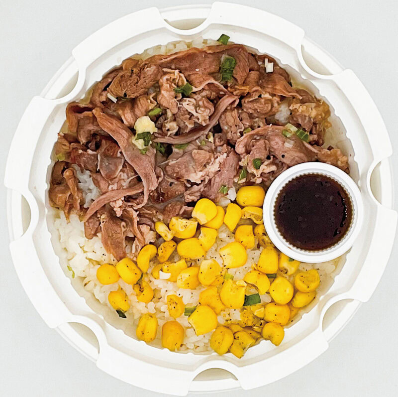 「牛たんサガリのペッパーまぜメシ」 塩ダレで味付けした仙台名物の牛たんのサガリを、後がけブラックペッパーと特製ダレでスパイシーに仕上げ。トッピングのバターコーンの甘みと小ネギの香味が後引くおいしさ