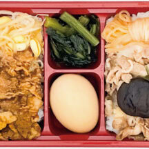 「牛すきと牛焼肉弁当」 甘辛に仕上げた関東風のすき焼きと網焼き牛カルビを一緒に盛り付けた駅弁。調理方法が異なる2種類の肉のほか、煮玉子が丸ごと一個入っていることも好評で、インバウンド客にも人気が高い