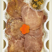 「炭火焼風 牛たん弁当」 加熱式弁当なので、一枚一枚丹念に焼き上げた仙台名物の牛タンが温かい状態で食べられる。伝承にならい丁寧に仕上げた「塩竈の藻塩」や「南蛮味噌漬」などで味変が楽しめるのも魅力