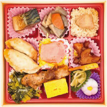 「博多ぷらぷら博多弁」 駅弁ではあまり見かけないような博多屋台をイメージした弁当。餃子、もつ、かしわめし、辛子明太子、ハリハリ漬けなど地域にちなんだ食材が9マスに少しずつ詰め込まれている