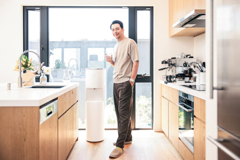 【桐島ローランドさんの “おいしい水” 生活】 定額制浄水型ウォーターサーバー「エブリィフレシャス・トール」を使ってみる。