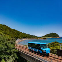 乗り換えなしで移動ができるDMVは、バスから鉄道へ変形する時間はわずか15秒。 ©️阿佐海岸鉄道