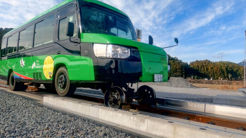 阿波海南駅には、DMVの変形を見ることができる見学場がある。 ©️阿佐海岸鉄道