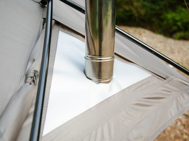 「FELSEN -5th ANNIVERSARY LTD-」は薪ストーブ用の煙突ポートがあるので、薪ストーブを設置することも可能