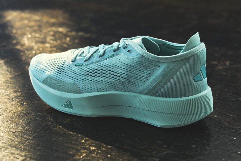 adidas トレッドミル専用シューズ TREADFLOWミッドソールの低密度高反発素材 LIGHTSTRIKE PRO