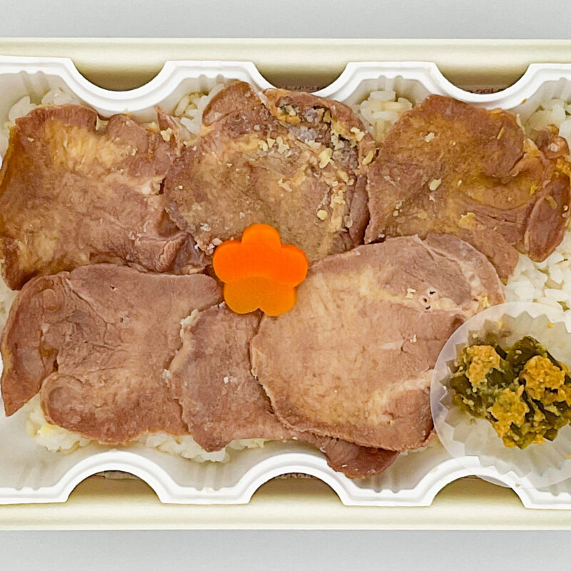駅弁の聖地「祭」で売り上げランキングTOP4のひとつ。『炭火焼風　牛たん弁当』￥1,380／主要販売駅はJ東京駅（東京都）