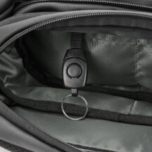 HWH アジャスタブル ボディバッグにはカギが取り出しやすくなる、取り外し可能のキーホルダーも装備