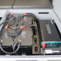ヒート機能付きリン酸リチウムバッテリー200Ah（写真は400Ah）/正弦波2000Wインバーター/走行充電50A/外部充電20A/他各種ブレーカー＆ヒューズ配線一式などハイスペック装備を標準搭載