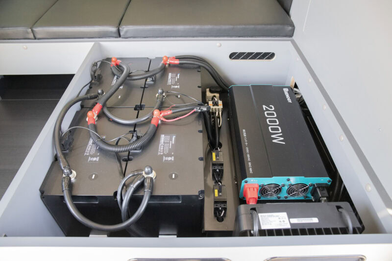 ヒート機能付きリン酸リチウムバッテリー200Ah（写真は400Ah）/正弦波2000Wインバーター/走行充電50A/外部充電20A/他各種ブレーカー＆ヒューズ配線一式などハイスペック装備を標準搭載
