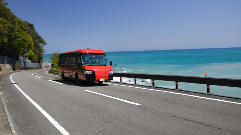 道路と線路の両方を走行する阿佐海岸鉄道のDMV ©️阿佐海岸鉄道