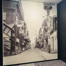 廊下に展示された写真から小樽の歴史を学ぶことができる