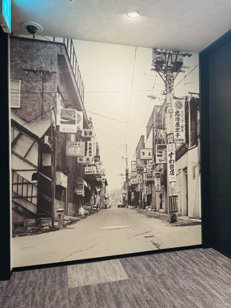 廊下に展示された写真から小樽の歴史を学ぶことができる