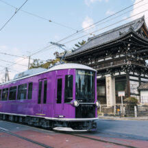 歴史的景観の中を運行する京福電気鉄道「嵐電」 ©️京福電気鉄道