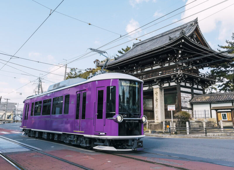 歴史的景観の中を運行する京福電気鉄道「嵐電」 ©️京福電気鉄道