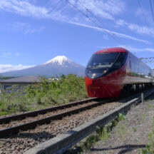 【富士山麓電気鉄道】富士山ビュー特急（運行区間:大月駅⇔ 河口湖駅）©️富士山麓電気鉄道