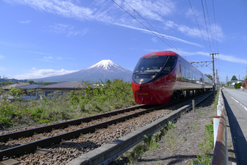 【富士山麓電気鉄道】富士山ビュー特急（運行区間:大月駅⇔ 河口湖駅）©️富士山麓電気鉄道