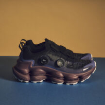 「SPEEDARC SURGE BOA」の直営限定カラーとして新色の「BLACK/OXBLOOD」も同時に登場