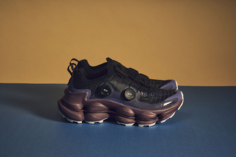 「SPEEDARC SURGE BOA」の直営限定カラーとして新色「BLACK/OXBLOOD」も同時に登場