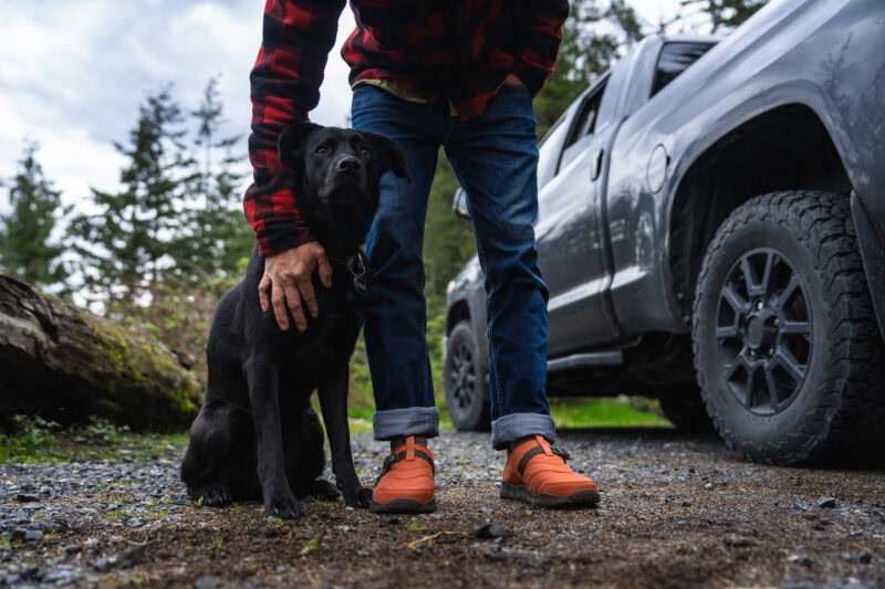 キャンプなどラフなシーンではもちろん、街でもスタイリッシュに履ける