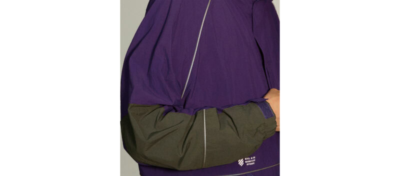 Hooded Taslan Mil Jacketはリフレクターパイピングが配置され、夜間の視認性も担保