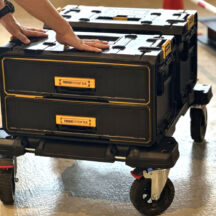 今回発売の「TOUGHSYSTEM (タフシステム) 2.0 DXL」シリーズも、現場からガレージまで多様なニーズに応える拡張性と⾼耐久を備えています