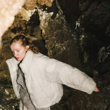 別注 NANGA スタンドカラーダウンジャケット no.：NANGADW-FEA7 price：¥44,000 (税込) color：GREIGE size：one 発売日：2025年10月末予定