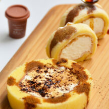 市販のロールケーキにクイックショット 1カプセルをかけて楽しむアレンジレシピ「 クイックショット on ロールケーキ」