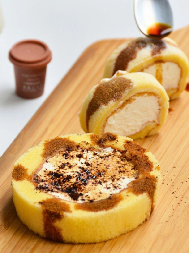 市販のロールケーキにクイックショット 1カプセルをかけて楽しむアレンジレシピ「 クイックショット on ロールケーキ」