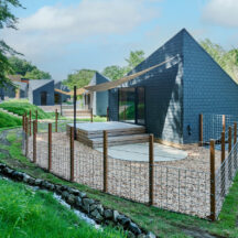 すべてのキャビンにウッドデッキが付いた独立型コテージとなっています